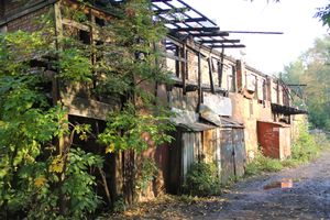 Фотофакт: Горелые сараи в центре Великих Лук превращаются в свалку (фото)