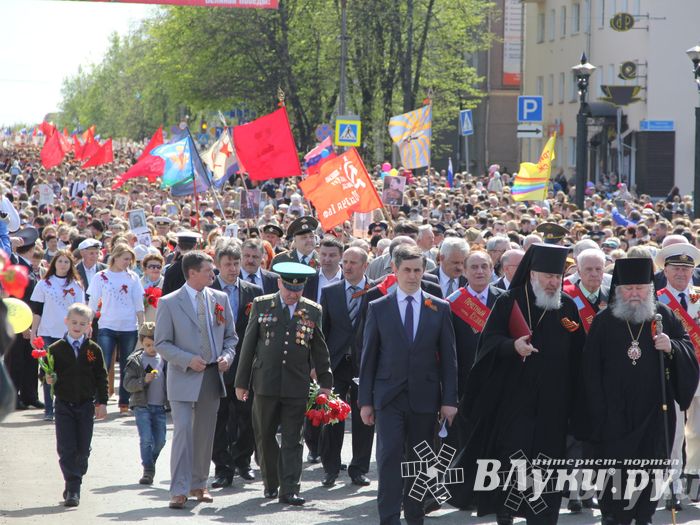 Парад Победы в Великих Луках (фото)