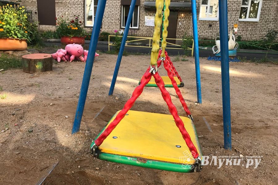 Вторая жизнь качелей в Великих Луках (ФОТО)