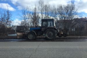В Великих Луках очищают обочины улиц от снега и грязи (ФОТО)