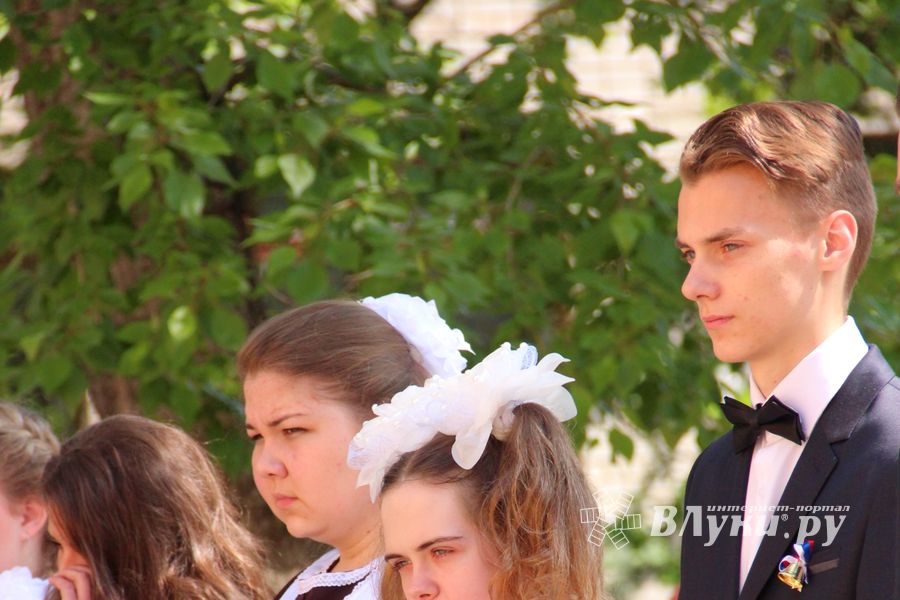 В Великих Луках прозвенели «последние» звонки (ФОТО)