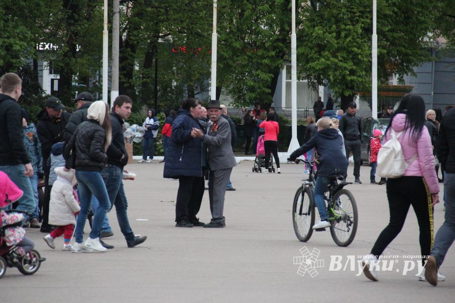 В Великих Луках прогремел праздничный салют в честь Дня Победы (ФОТО)