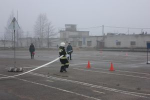 Великолукские пожарные вернулись с соревнований по пожарному биатлону с «бронзой» (фото)