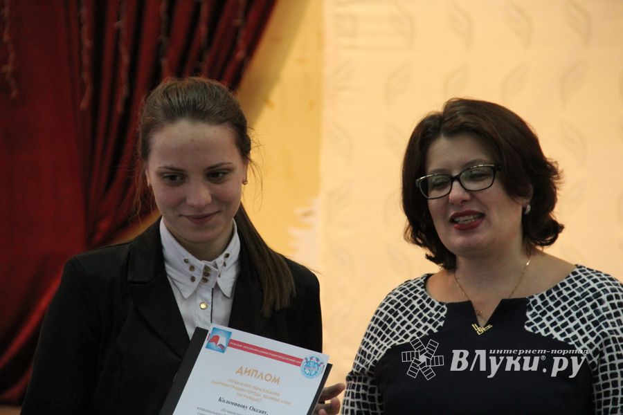 В Великих Луках наградили самых умных школьников 