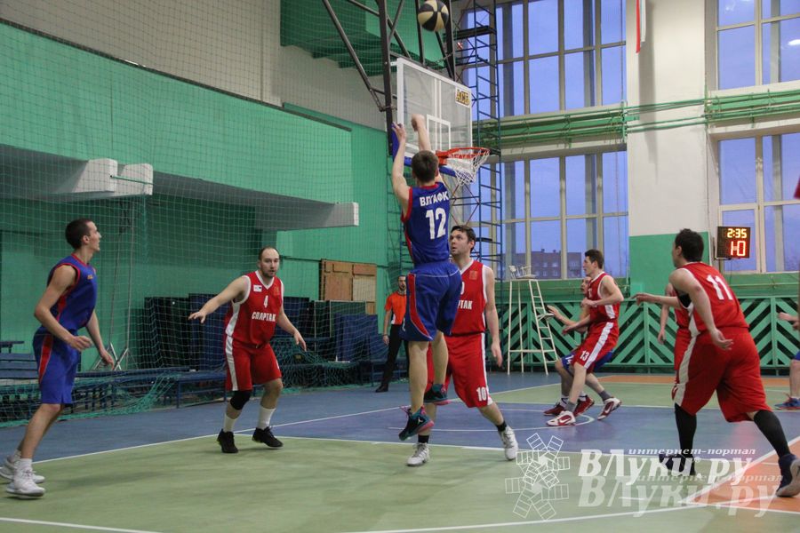 В Великих Луках проходит Открытый Чемпионат г. Великие Луки по баскетболу (фото)