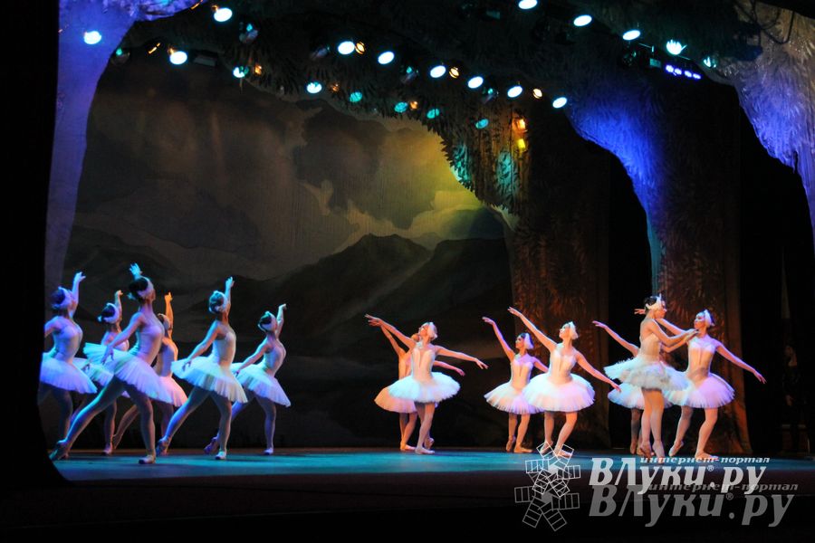 Московский театр «Корона Русского Балета» представил великолучанам балет «Лебединое озеро»