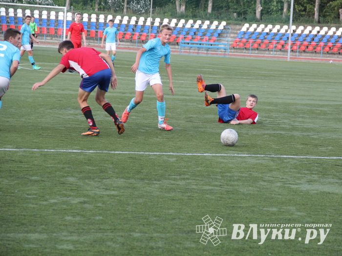 В минувшие выходные великолучане сыграли в футбол (фото)