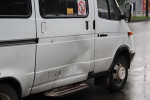 В Великих Луках автомобиль протаранил ограждение и «припарковался» на остановке (ФОТО)