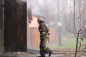 В Великих Луках на ул. Ползунова горит дом (ФОТО)