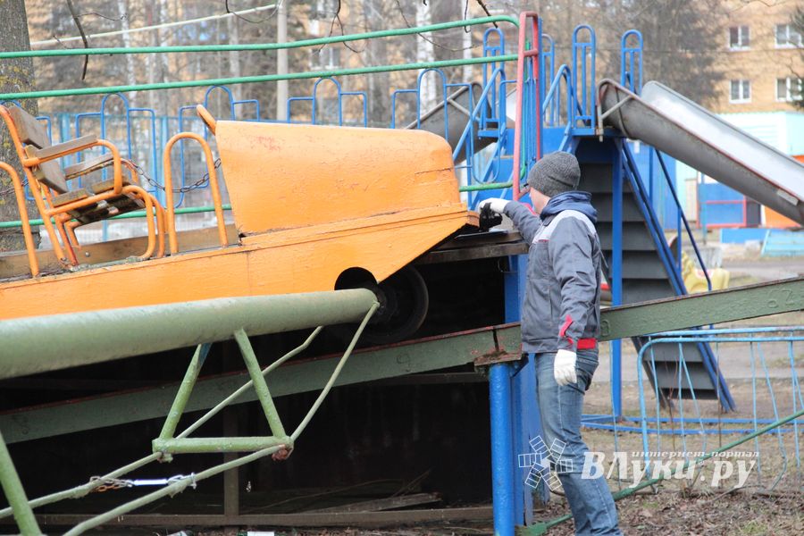 Аттракционы великолукского парка проверили на безопасность (ФОТО)