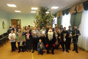 В Островском районе сотрудники ГИБДД провели для детей акцию «Полицейский Дед Мороз» (фото)