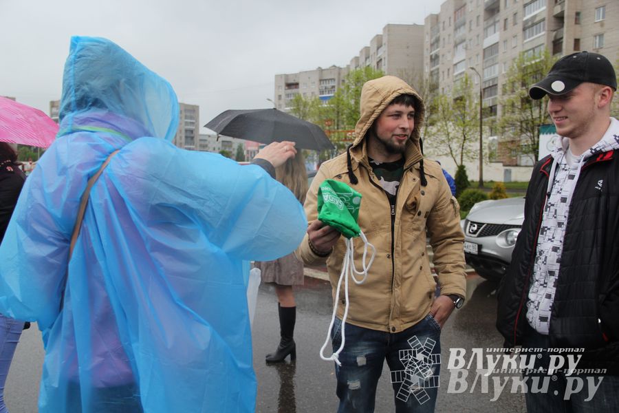 В Великих Луках прошла «Весенняя автоярмарка Великие Луки — 2015» (фото)