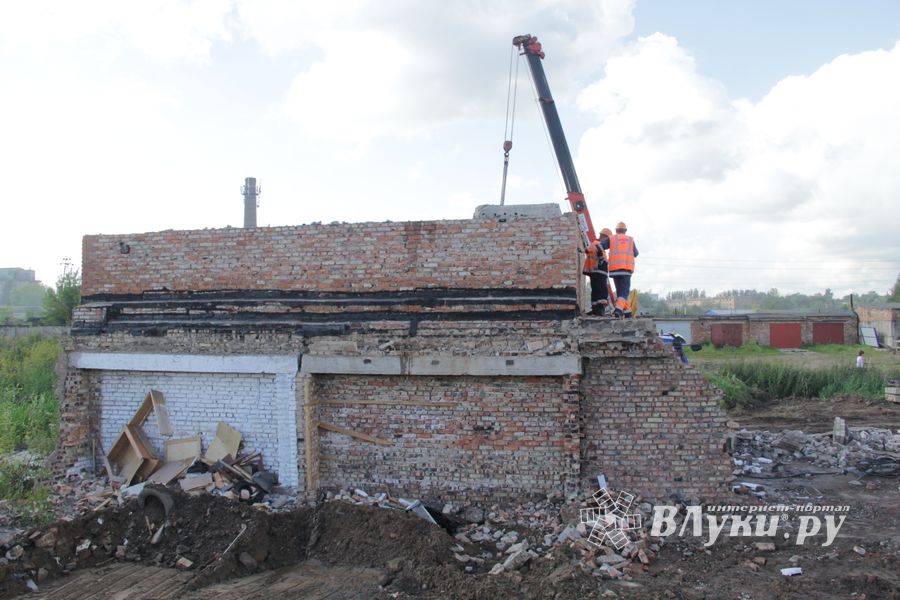 Расчистка местности для строительства путепровода в Великих Луках продолжается (ФОТО)