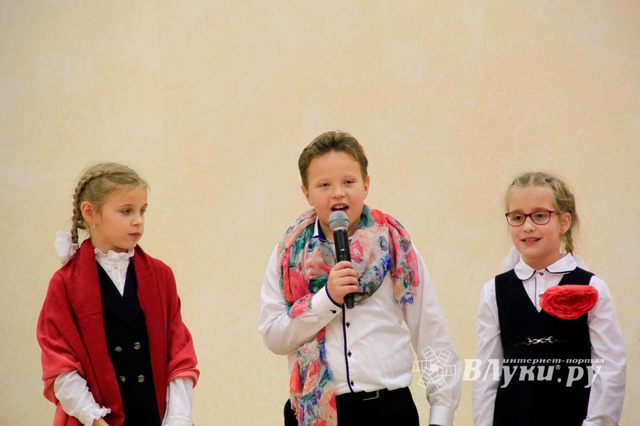 В Великих Луках поздравляют мам (ФОТО)