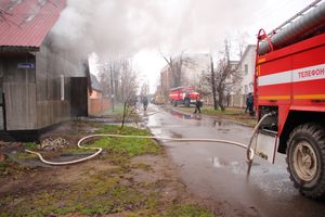 В Великих Луках на ул. Ползунова горит дом (ФОТО)