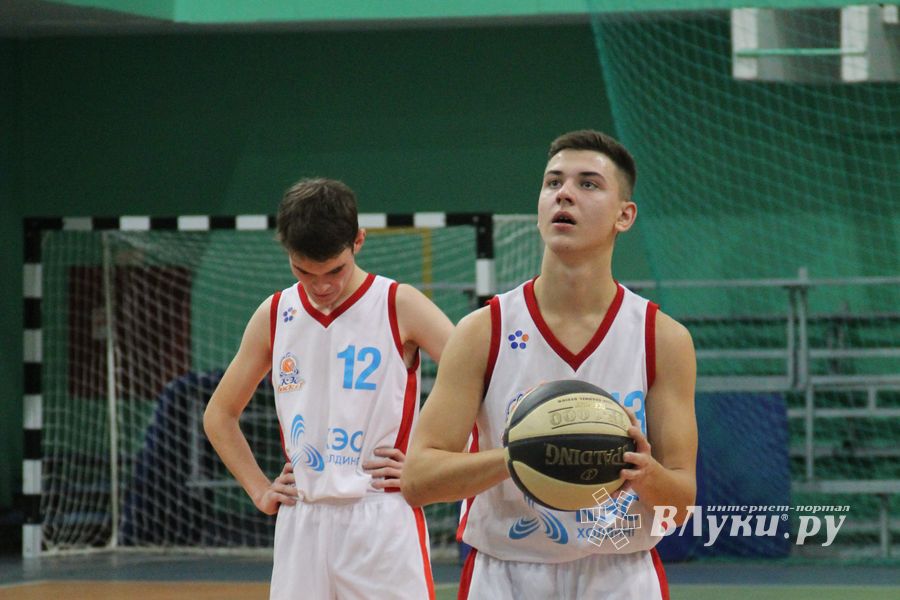 В Великих Луках прошли финальные игры муниципального этапа «КЭС-Баскет» (фото)