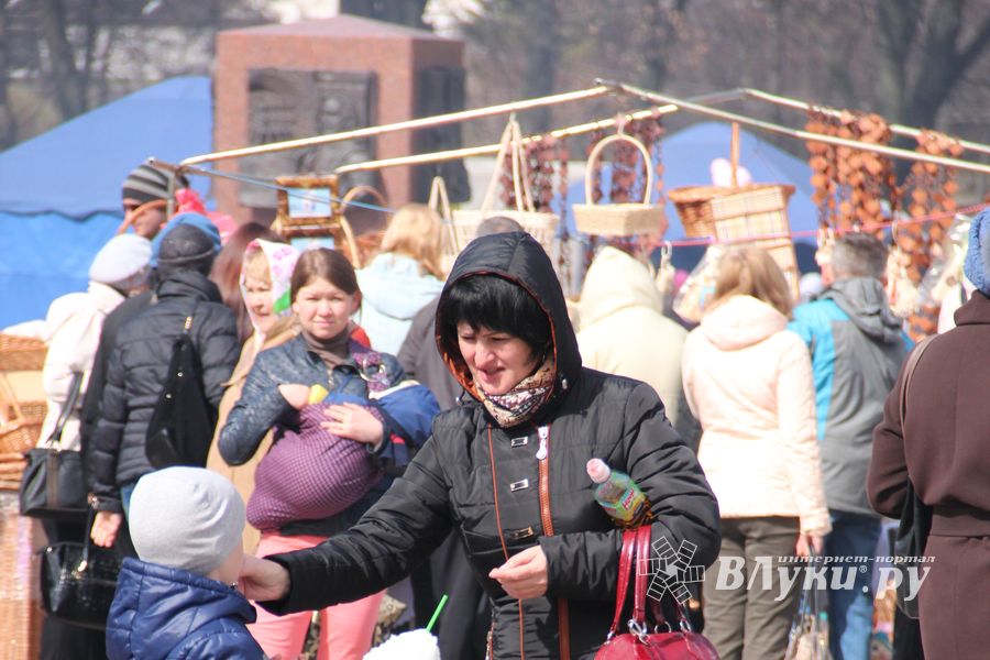 В Великих Луках проходит Весенняя ярмарка