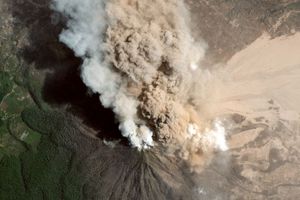 Извержение вулкана Синабунг в Индонезии, 23 января