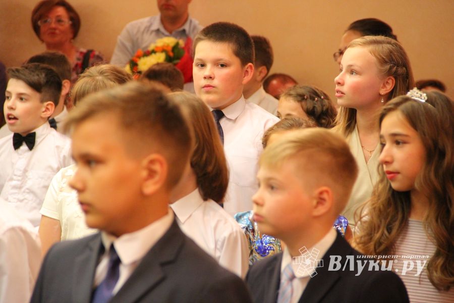 В школе №13 чествовали вчерашних учеников начальной школы (ФОТО)