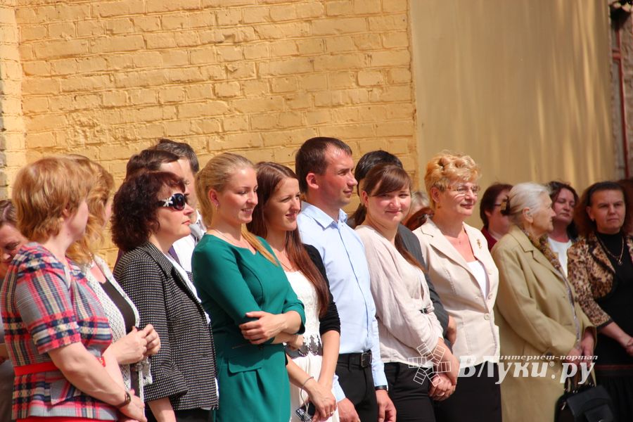 В Великих Луках прозвенели «последние» звонки (ФОТО)