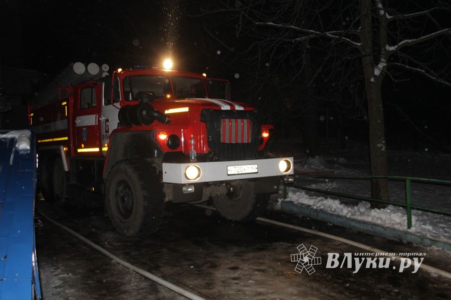 Фоторепортаж: пожар на Зверева в Великих Луках (ФОТО 18+)