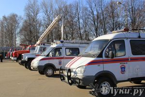 В центре Великих Лук спасатели продемонстрировали свою технику (ФОТО)