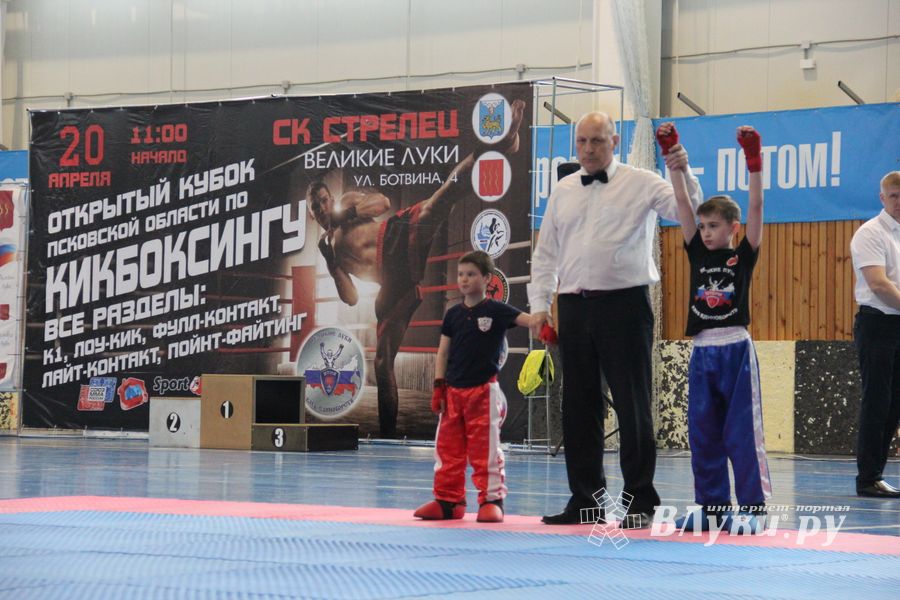В Великих Луках проходит Кубок по кикбоксингу (ФОТО) (0+)