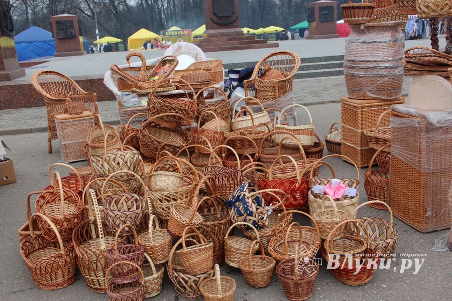 В Великих Луках проходит Весенняя ярмарка