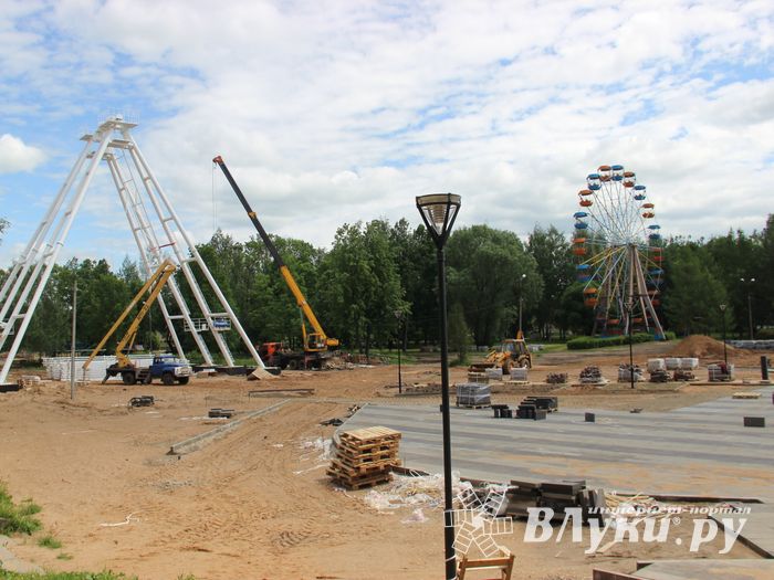 Ноги будущего колеса обозрения обрастают лучами (ФОТО)