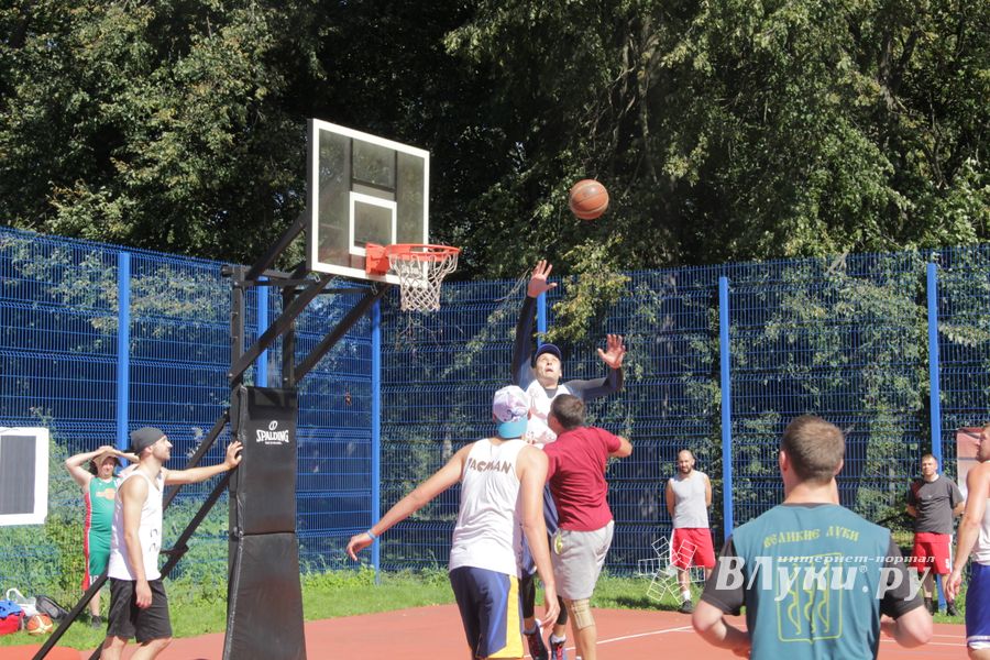 «Оранжевый мяч» в Великих Луках в День физкультурника (ФОТО)