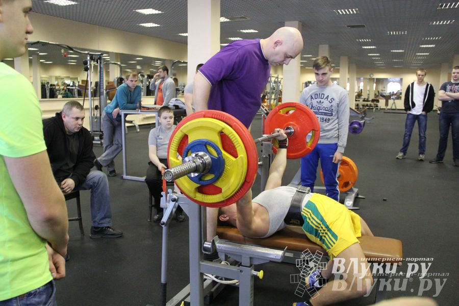 В Великих Луках состоялись Первенство города по жиму штанги и Первый Кубок города по армлифтингу (фото)
