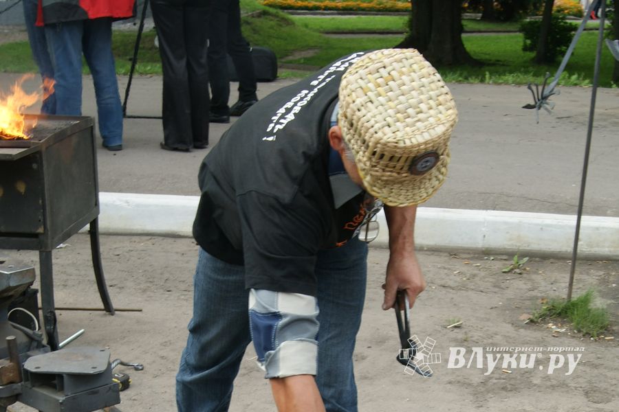 Псковский кузнечный двор на празднике Дня флага РФ в Великих Луках