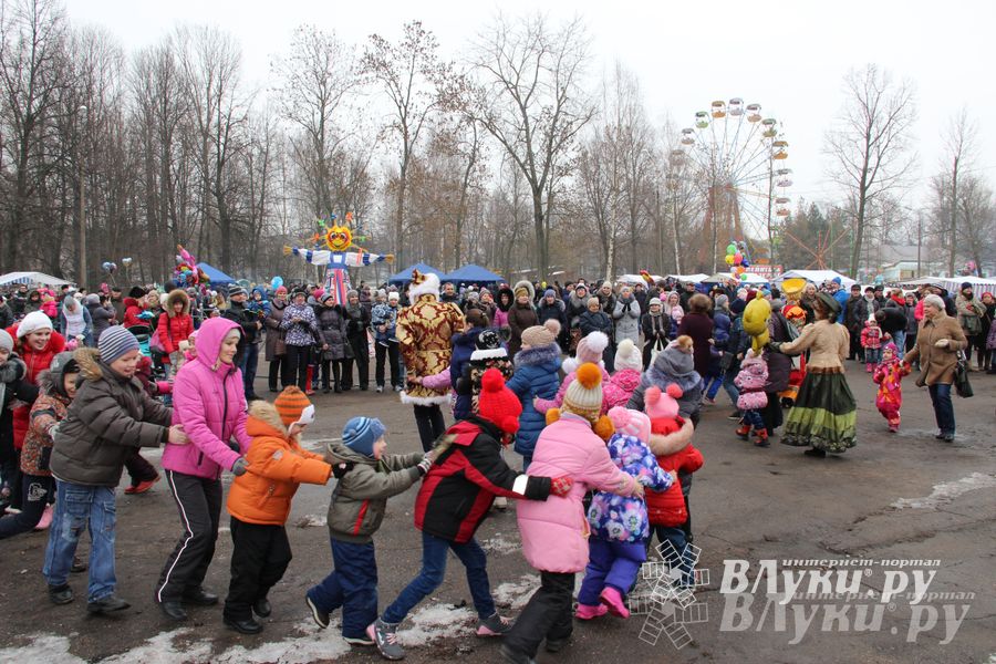 В Великих Луках состоялись проводы Широкой Масленицы — 2015 (фото)