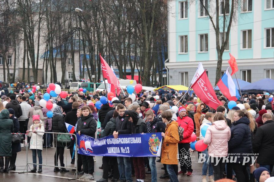 Митинг и праздничные гуляния в Великих Луках (ФОТО)
