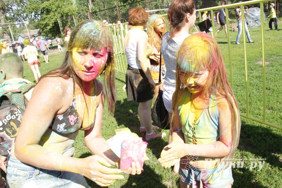 Яркие эмоции «ColorFest» в Великих Луках (ФОТО)