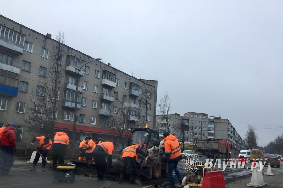 И вновь ремонт на проблемном перекрестке Великих Лук (ФОТО)