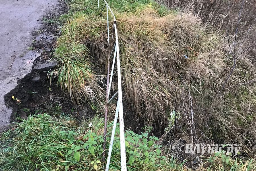 Провал на набережной Великих Лук укрепят (ФОТО)