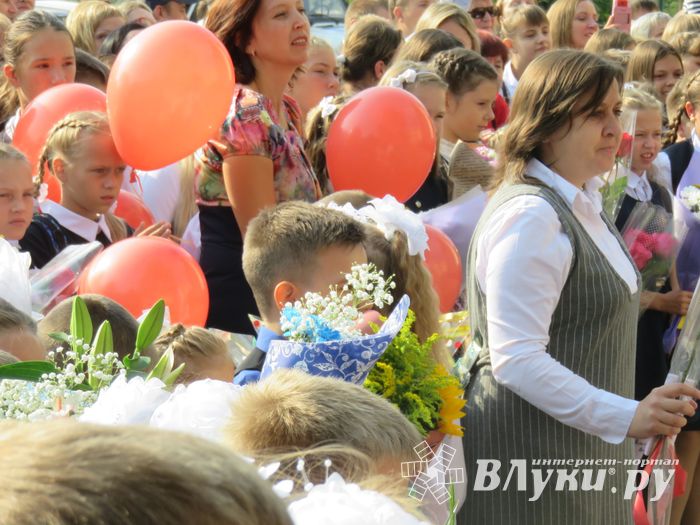 1 сентября в школах Великих Лук прошли Торжественные линейки (ФОТО)