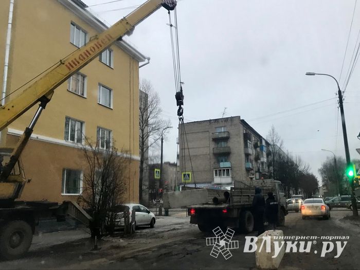 На ул. Первомайской в Великих Луках затруднено движение (ФОТО)