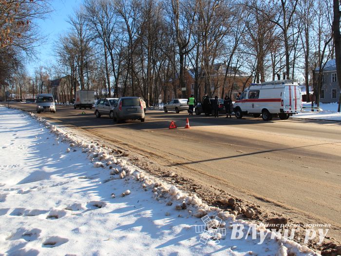 Лобовое столкновение на пр-те Гагарина в Великих Луках (ФОТО)
