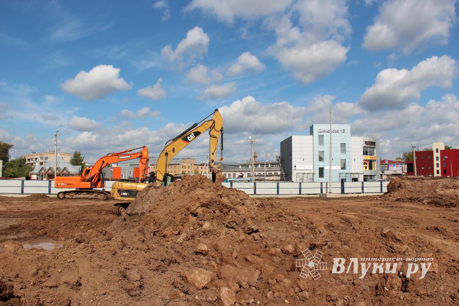  На месте строительства путепровода ведутся работы (фото)