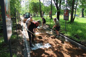 Идёт благоустройство Аллеи памяти 6-й роты в Великих Луках (ФОТО)