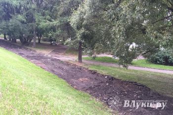 В центрального городском парке Великих Лук продолжаются ремонтные работы (фото)