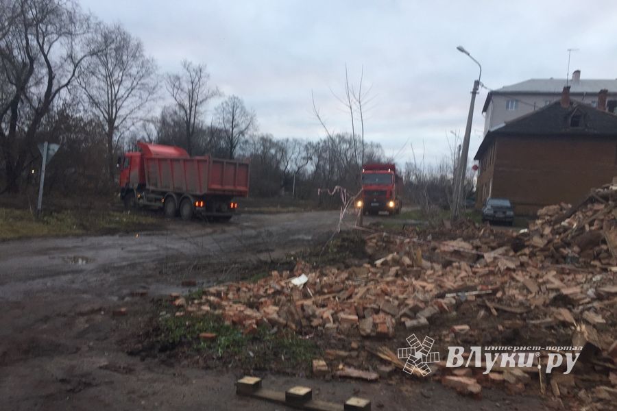 На ул. Ставского сносят дом (ФОТО)