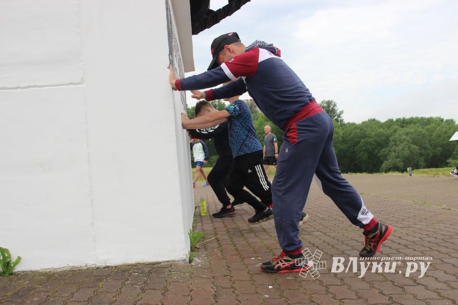 Великолучане провели зарядку с чемпионом (ФОТО)