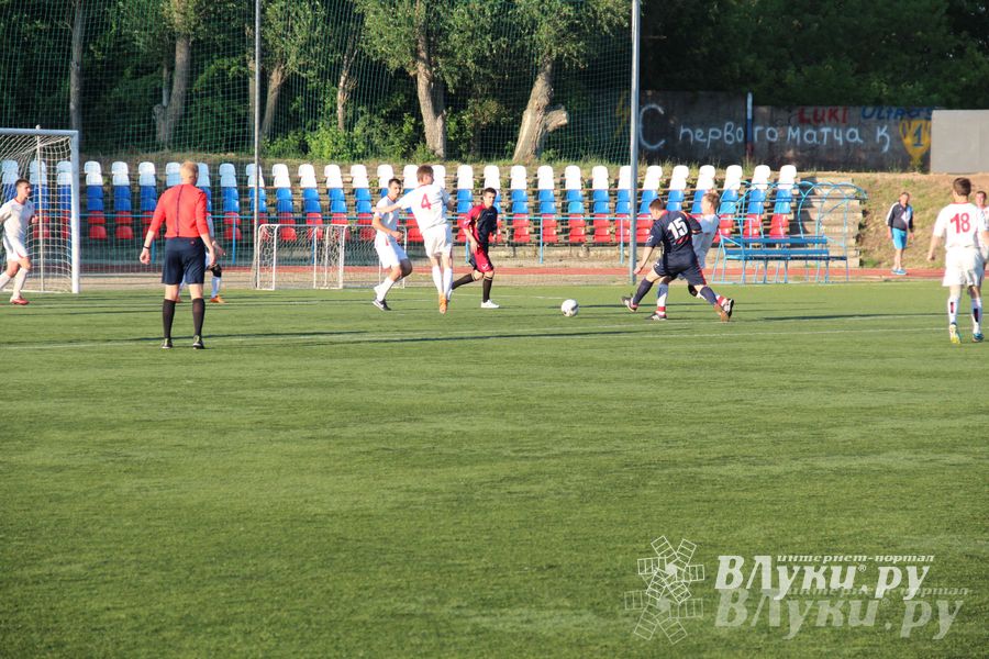 В Великих Луках команда «КПРФ» обыграла команду «Спартака» (фото)