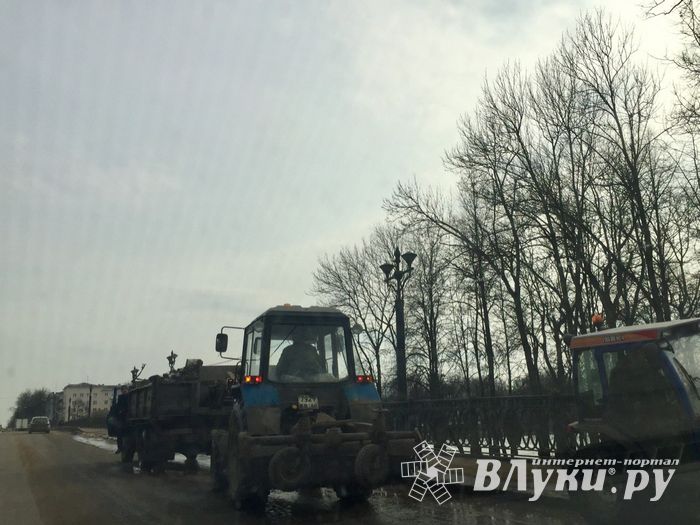 Центральный мост через Ловать в Великих Луках убирают от снега (ФОТО)