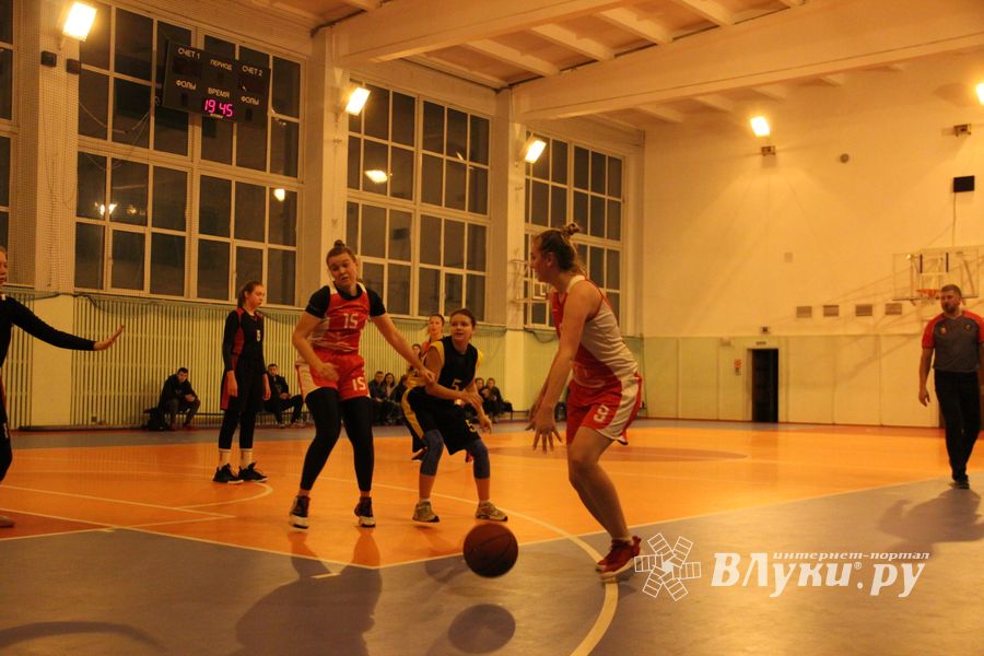 Великолукские баскетболистки борются за Кубок города (ФОТО)