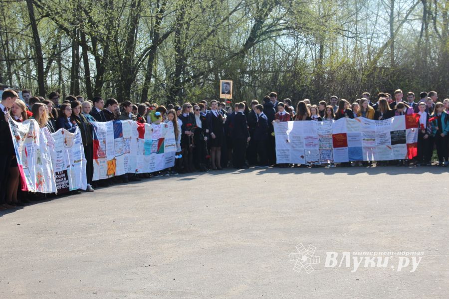 Ученики лицея №11 возложили цветы к могилам Братского кладбища (ФОТО)