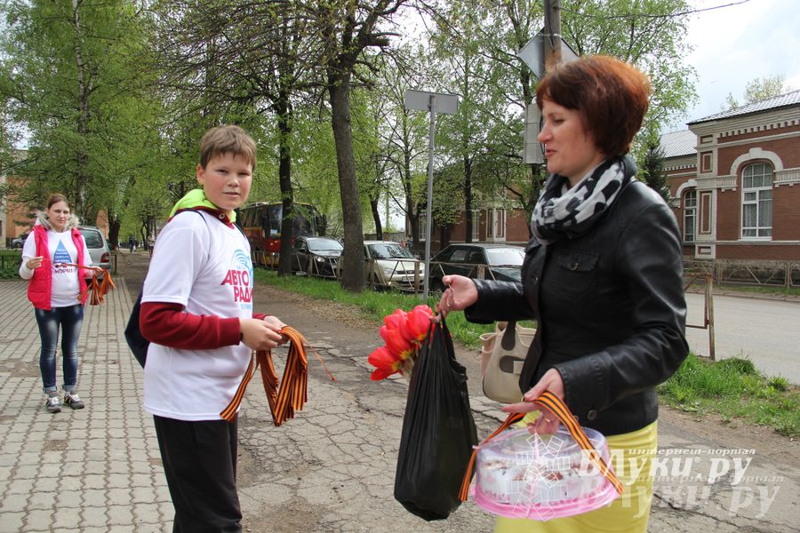 В Великих Луках прошла акция «Георгиевская ленточка»